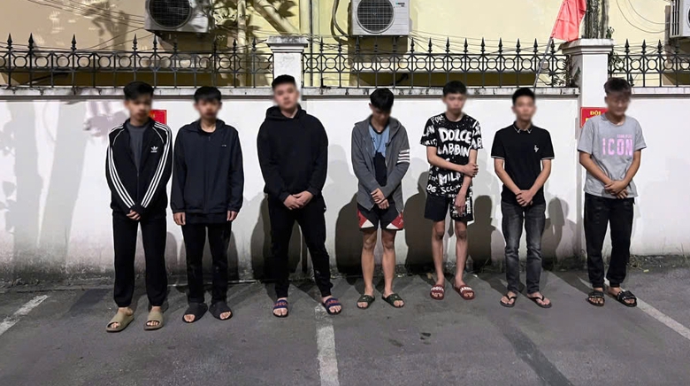 Giật m&igrave;nh "qu&aacute;i xế tuổi teen" n&aacute;o loạn đường phố, v&ocirc; cớ đ&aacute;nh người ở Quảng Ninh- Ảnh 1.