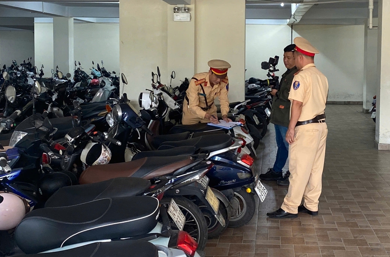 Giật m&igrave;nh "qu&aacute;i xế tuổi teen" n&aacute;o loạn đường phố, v&ocirc; cớ đ&aacute;nh người ở Quảng Ninh- Ảnh 5.