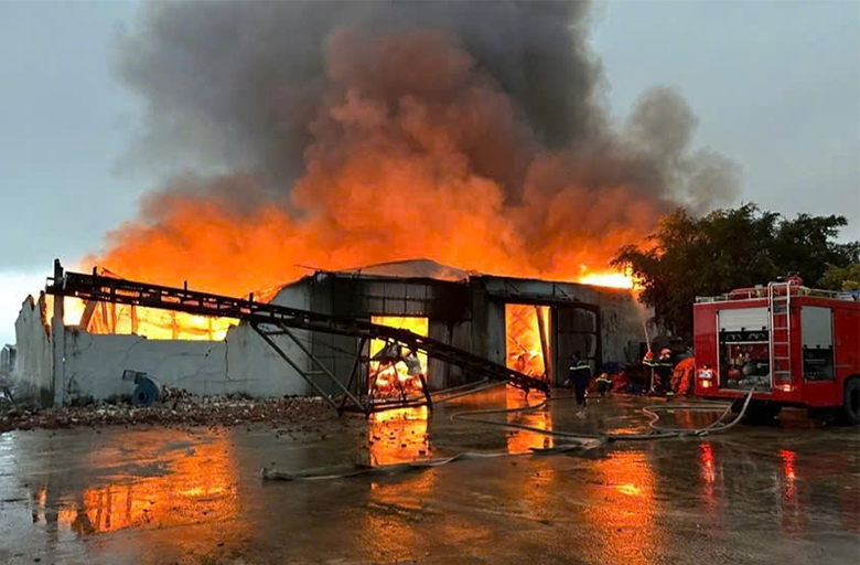 Ch&aacute;y nh&agrave; xưởng ở Quảng B&igrave;nh, thiệt hại khoảng 100 tỷ đồng- Ảnh 1.