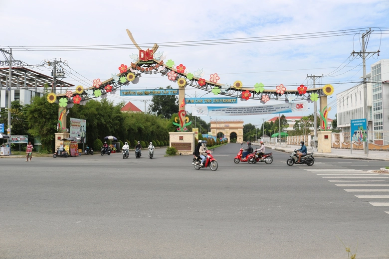 Sớm xử l&yacute; t&igrave;nh trạng mất ATGT trước cổng trường Đại học Nam Cần Thơ- Ảnh 2.