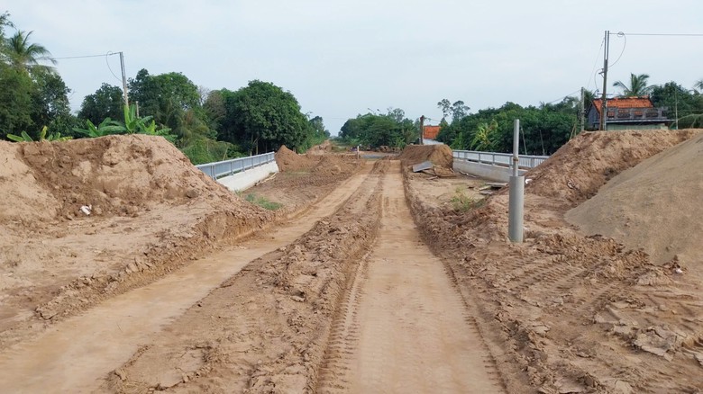 Tuyến tr&aacute;nh th&agrave;nh phố Cao L&atilde;nh: Hai g&oacute;i thầu đang gặp kh&oacute; v&igrave; thiếu c&aacute;t- Ảnh 3.