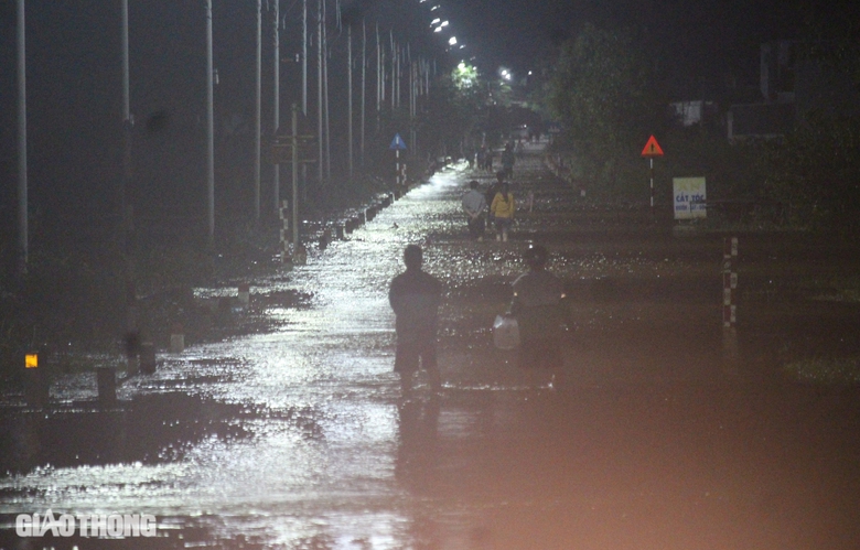 Mưa lũ ở Thừa Thi&ecirc;n Huế: C&ograve;n 65 trường chưa tổ chức học trở lại- Ảnh 2.