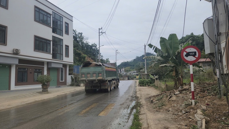 Bắc Kạn: Xe qu&aacute; tải rầm rập tr&ecirc;n đường, d&acirc;n phập phồng lo tai nạn- Ảnh 7.