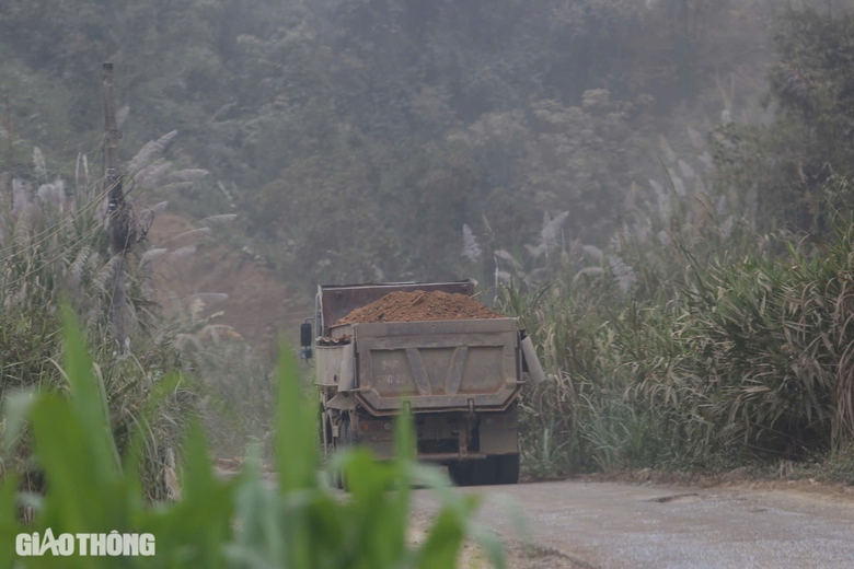 Bắc Kạn: Xe qu&aacute; tải rầm rập tr&ecirc;n đường, d&acirc;n phập phồng lo tai nạn- Ảnh 14.