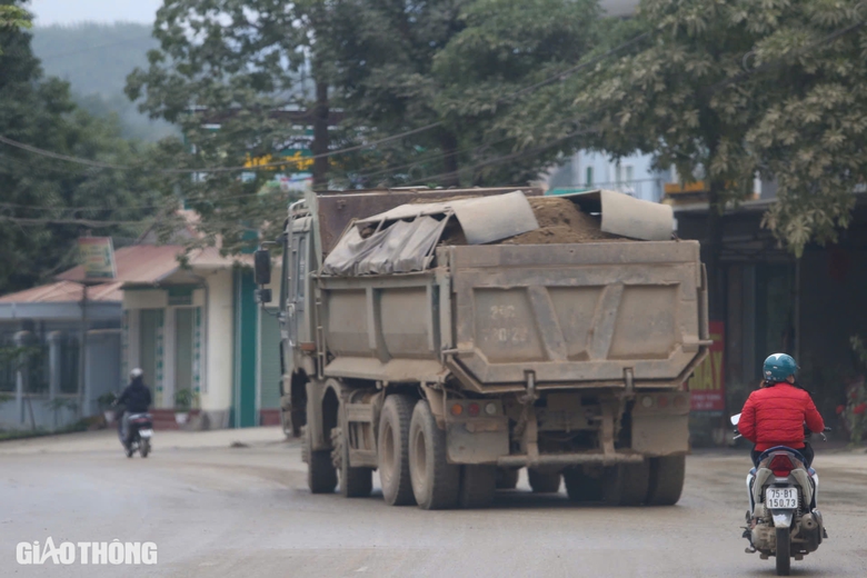 Bắc Kạn: Xe qu&aacute; tải rầm rập tr&ecirc;n đường, d&acirc;n phập phồng lo tai nạn- Ảnh 2.