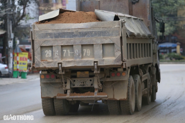 Bắc Kạn: Xe qu&aacute; tải rầm rập tr&ecirc;n đường, d&acirc;n phập phồng lo tai nạn- Ảnh 3.