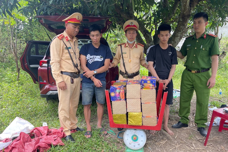 Truy đuổi ô tô vi phạm tốc độ, phát hiện xe chở hàng cấm, ma túy- Ảnh 1. Truy đuổi ô tô vi phạm tốc độ, phát hiện xe chở hàng cấm, ma túy- Ảnh 1.