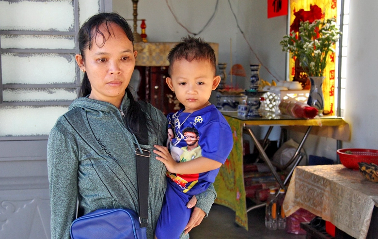 Chồng mất v&igrave; tai nạn, vợ ngh&egrave;o gồng g&aacute;nh nu&ocirc;i con- Ảnh 1.