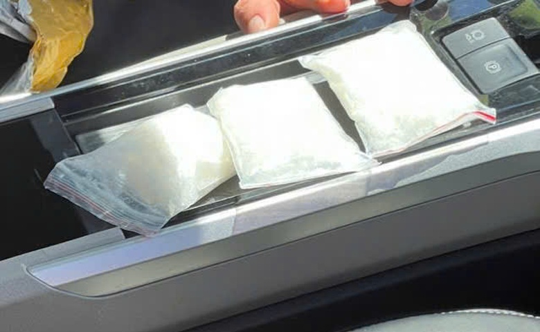 Truy đuổi ô tô vi phạm tốc độ, phát hiện xe chở hàng cấm, ma túy- Ảnh 2. Truy đuổi ô tô vi phạm tốc độ, phát hiện xe chở hàng cấm, ma túy- Ảnh 2.