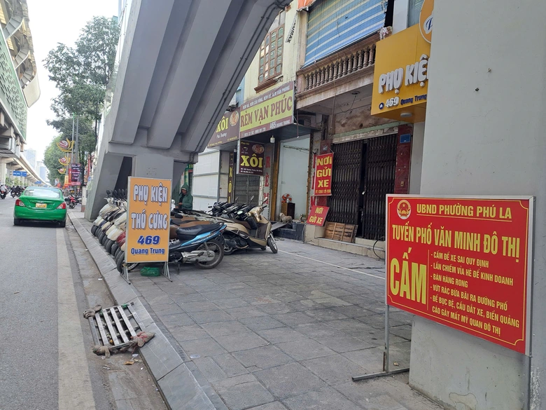 H&agrave; Nội: B&atilde;i xe tự ph&aacute;t bủa v&acirc;y ga metro- Ảnh 2.