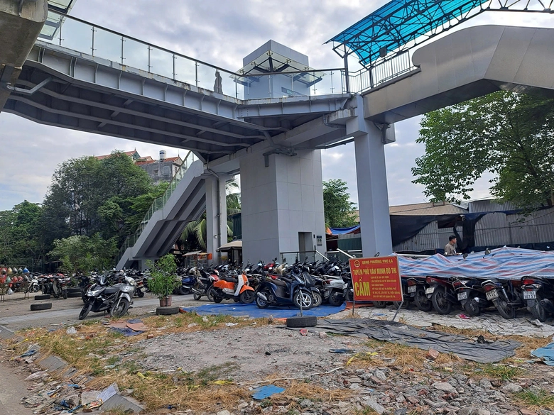 H&agrave; Nội: B&atilde;i xe tự ph&aacute;t bủa v&acirc;y ga metro- Ảnh 1.