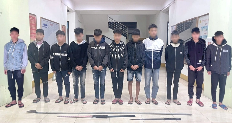 Tạm giữ hơn 11 thanh ni&ecirc;n, mang kiếm v&ocirc; cớ đ&aacute;nh người đi đường tại Bắc Giang- Ảnh 1.