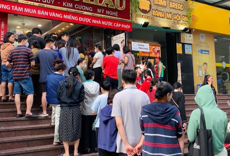 Gi&aacute; v&agrave;ng tiếp tục lao dốc mạnh, người d&acirc;n thấp thỏm lo &acirc;u- Ảnh 2.