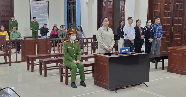 D&ugrave;ng đăng k&yacute; &ocirc; t&ocirc; giả lừa 2 tỷ đồng, nữ gi&aacute;m đốc ở Bắc Giang lĩnh 12 năm t&ugrave;- Ảnh 1.