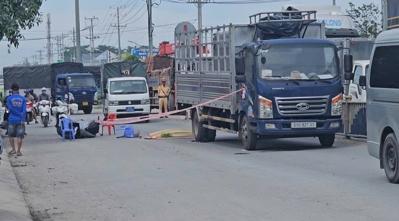 Long An: Xe m&aacute;y va chạm xe tải, người đ&agrave;n &ocirc;ng H&agrave;n Quốc tử vong- Ảnh 1.