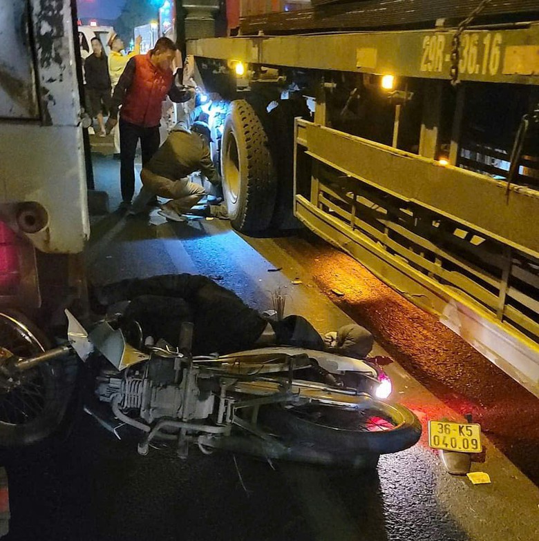 Va quệt khi chen giữa 2 xe tải, 2 người đi xe m&aacute;y tử vong tại chỗ- Ảnh 1.