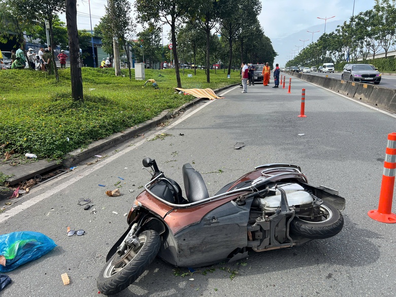 TP.HCM: Xe m&aacute;y đ&acirc;m v&agrave;o dải ph&acirc;n c&aacute;ch, người đ&agrave;n &ocirc;ng tử vong tại chỗ- Ảnh 1.