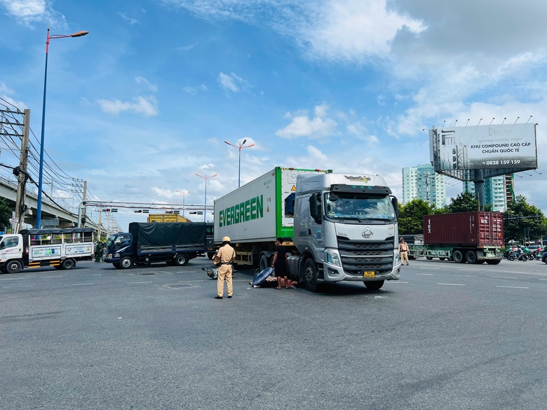 Va chạm với xe container, c&ocirc; g&aacute;i bị cuốn v&agrave;o gầm xe, nguy kịch- Ảnh 2.