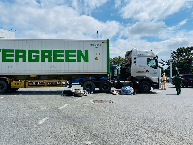 Va chạm với xe container, c&ocirc; g&aacute;i bị cuốn v&agrave;o gầm xe, nguy kịch- Ảnh 1.