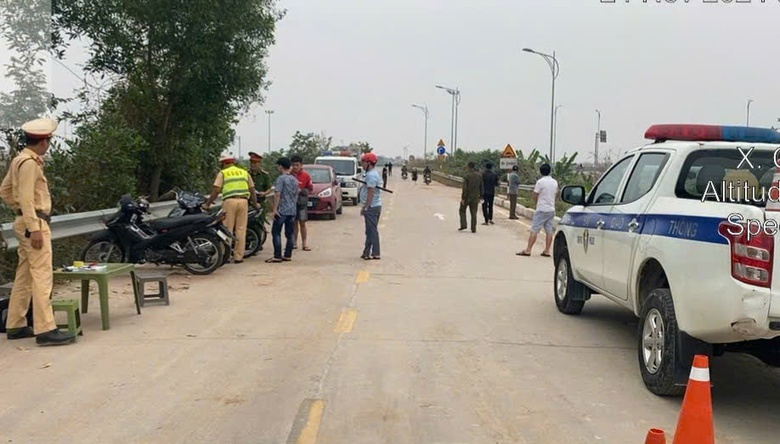 Ngăn chặn hơn 100 "qu&aacute;i xế" tụ tập, chuẩn bị đua xe tr&ecirc;n cầu Kinh Dương Vương- Ảnh 1.