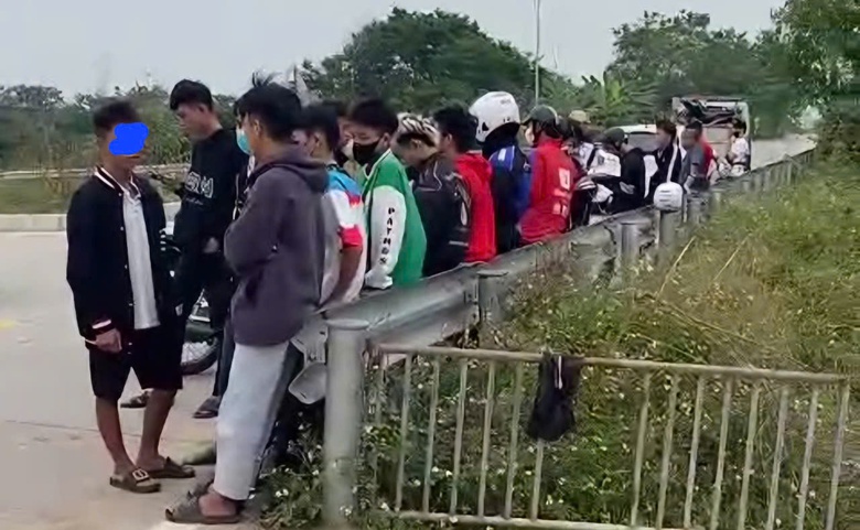 Ngăn chặn hơn 100 "qu&aacute;i xế" tụ tập, chuẩn bị đua xe tr&ecirc;n cầu Kinh Dương Vương- Ảnh 2.