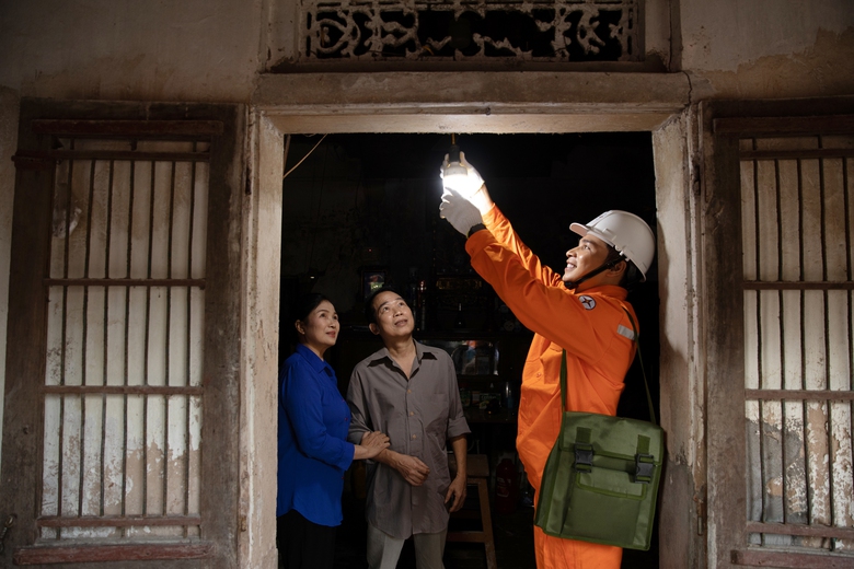 Nhiều hoạt động &yacute; nghĩa trong chương tr&igrave;nh "Tri &acirc;n kh&aacute;ch h&agrave;ng" năm 2024 của EVNHANOI- Ảnh 1.