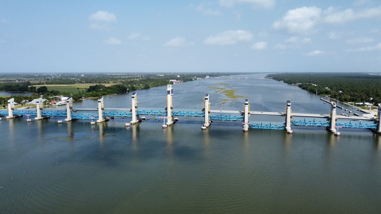 Cống thủy lợi miền T&acirc;y vừa điều tiết nước vừa h&igrave;nh th&agrave;nh mạng lưới giao th&ocirc;ng- Ảnh 1.