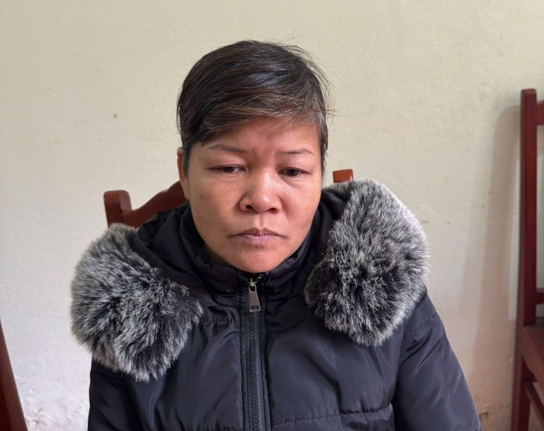 Xin xe kh&ocirc;ng được, người phụ nữ chửi bới, cắn r&aacute;ch tay CSGT- Ảnh 1.