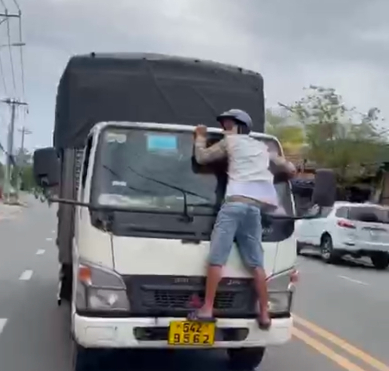 X&aacute;c minh vụ xe tải chạy vun v&uacute;t mặc kệ người đ&agrave;n &ocirc;ng đu b&aacute;m ở đầu xe- Ảnh 1.