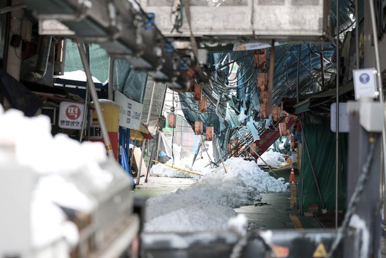 Mưa tuyết hiếm có trong tháng 11, giao thông Hàn Quốc tê liệt- Ảnh 3. Mưa tuyết hiếm có trong tháng 11, giao thông Hàn Quốc tê liệt- Ảnh 3.