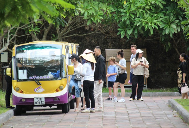 Xe điện tiện cho du kh&aacute;ch tham quan di t&iacute;ch Huế, giảm tải &aacute;p lực giao th&ocirc;ng- Ảnh 1.
