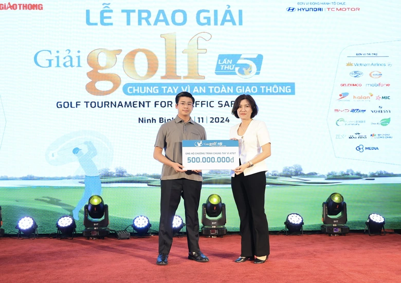 Đấu gi&aacute; bức tranh của họa sĩ Hong Kong tại Giải Golf Chung tay v&igrave; ATGT 2024 - Ảnh 2.