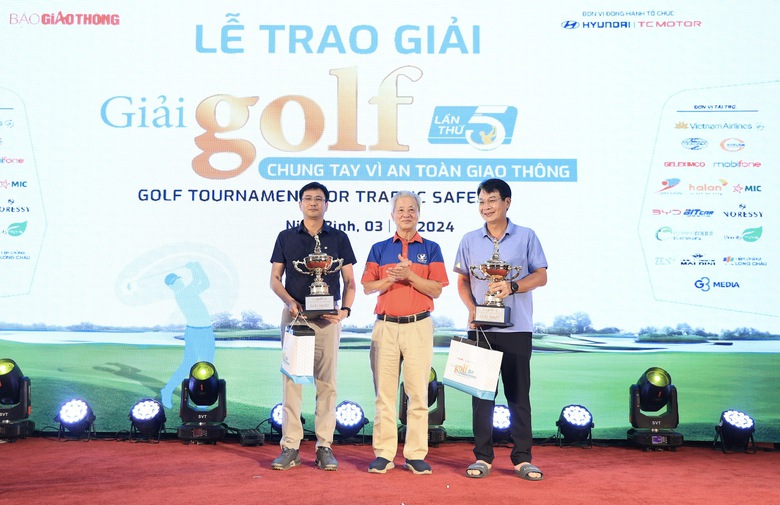 Đấu gi&aacute; bức tranh của họa sĩ Hong Kong tại Giải Golf Chung tay v&igrave; ATGT 2024 - Ảnh 3.