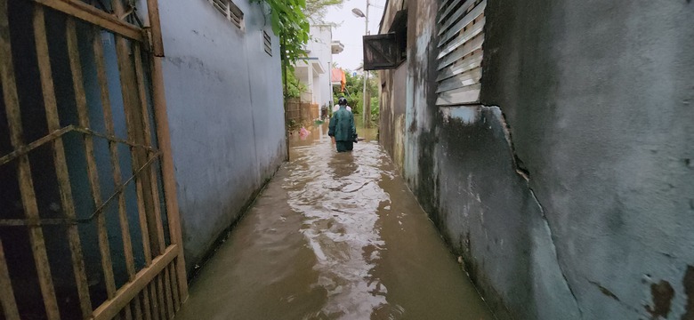 Mưa lớn k&egrave;m d&ocirc;ng lốc, nhiều tuyến đường L&acirc;m Đồng ngập nặng, c&acirc;y cối ng&atilde; đổ- Ảnh 3.