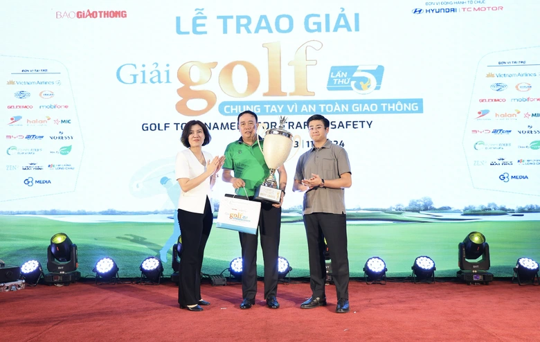 Đấu gi&aacute; bức tranh của họa sĩ Hong Kong tại Giải Golf Chung tay v&igrave; ATGT 2024 - Ảnh 1.