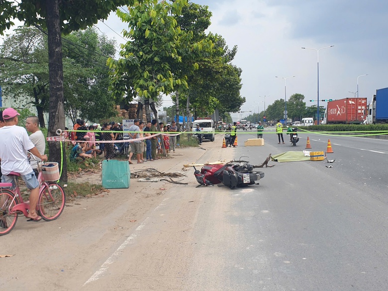 Xe m&aacute;y trượt c&aacute;t tr&ecirc;n đường, văng v&agrave;o gầm xe container, người đ&agrave;n &ocirc;ng tử vong- Ảnh 1.