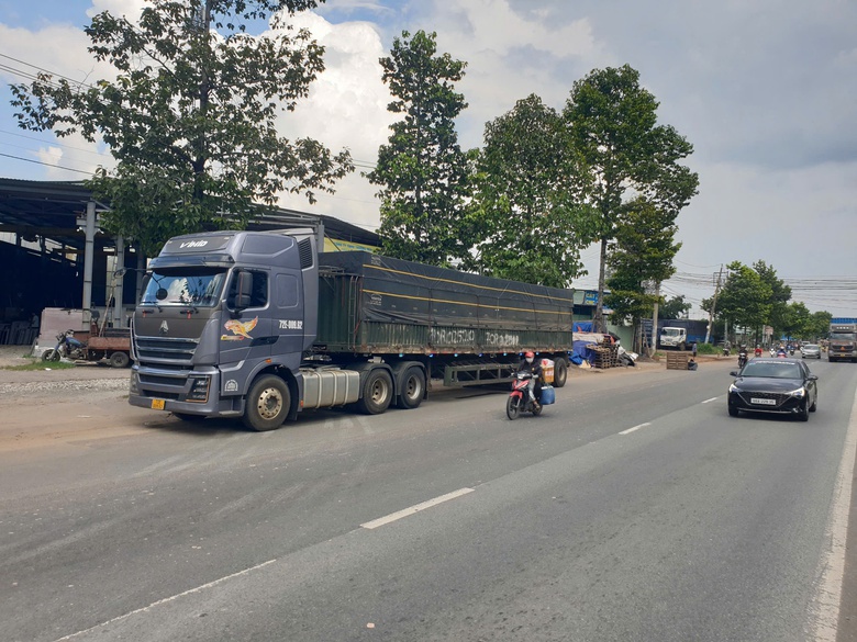 Xe m&aacute;y trượt c&aacute;t tr&ecirc;n đường, văng v&agrave;o gầm xe container, người đ&agrave;n &ocirc;ng tử vong- Ảnh 2.