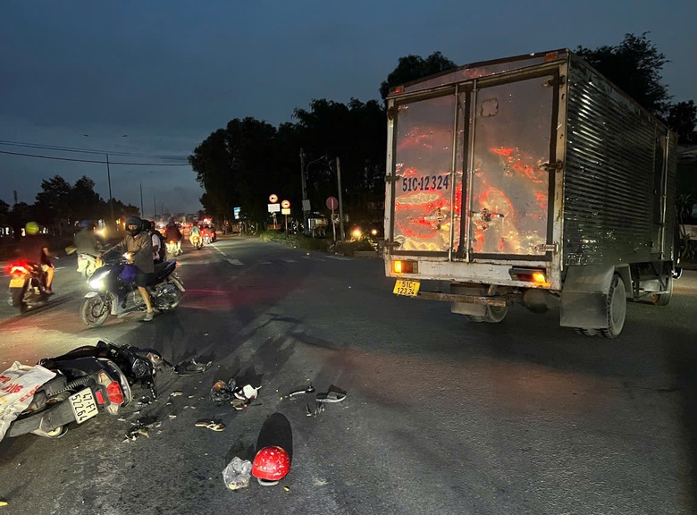 T&ocirc;ng v&agrave;o xe tải, hai c&ocirc; g&aacute;i trẻ nhập viện cấp cứu- Ảnh 1.