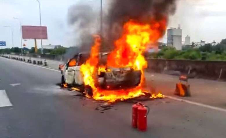 Chiếc xe 7 chỗ bốc ch&aacute;y dữ dội tr&ecirc;n cao tốc TP.HCM - Long Th&agrave;nh - Dầu Gi&acirc;y.