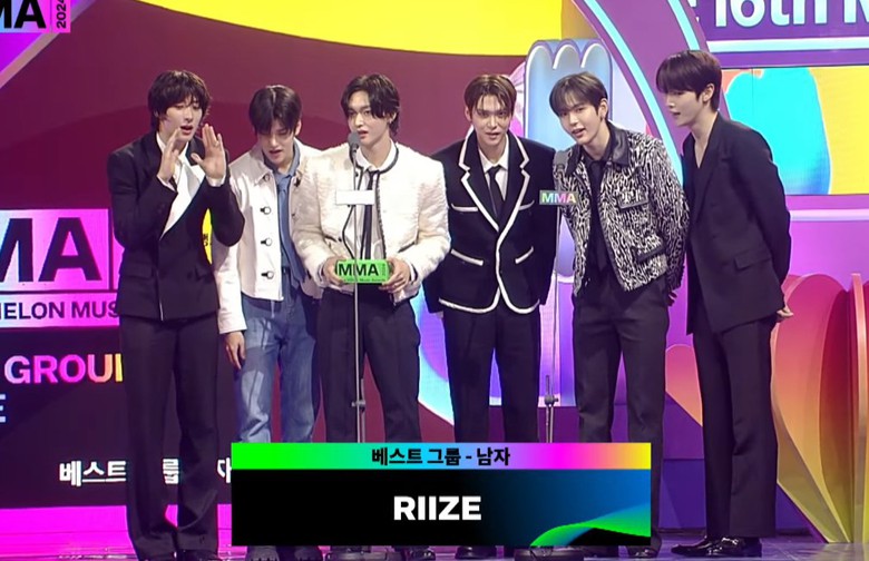 MMA 2024: Nữ MC quỳ xuống trao tượng v&agrave;ng cho nh&oacute;m Aespa- Ảnh 4.