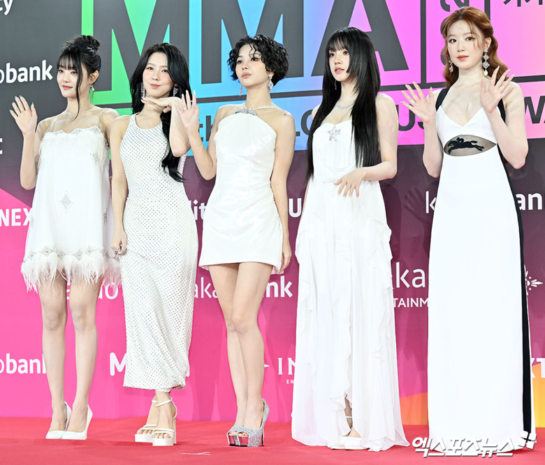 MMA 2024: Nữ MC quỳ xuống trao tượng v&agrave;ng cho nh&oacute;m Aespa- Ảnh 2.