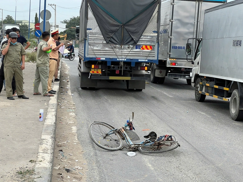 B&igrave;nh Dương: Đạp xe v&agrave;o l&agrave;n &ocirc; t&ocirc;, người đ&agrave;n &ocirc;ng va chạm xe tải tử vong- Ảnh 1.