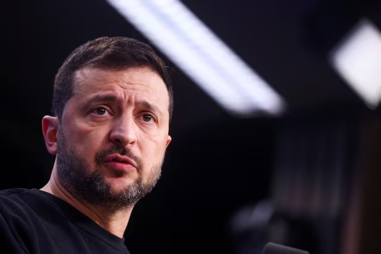 Tổng thống Ukraine Zelensky thay Tư lệnh Lục qu&acirc;n, xốc lại tinh thần binh sĩ- Ảnh 1.