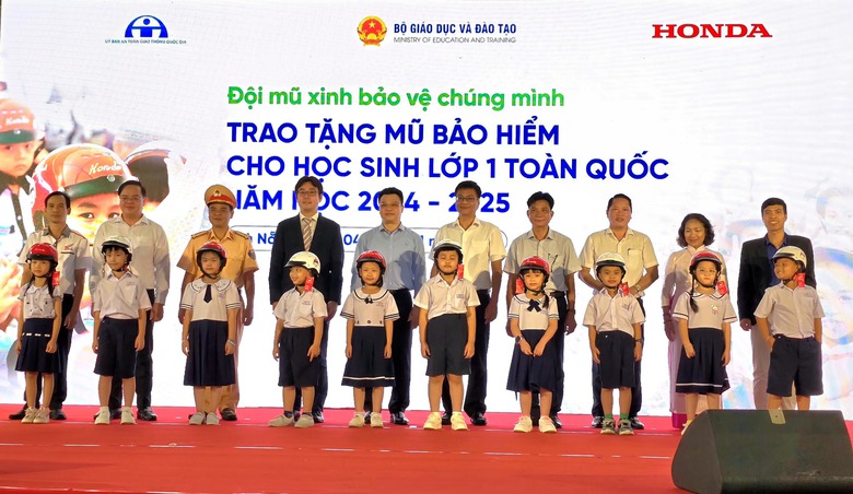 Tặng mũ bảo hiểm tại khu vực miền Trung, đảm bảo 100% học sinh lớp 1 c&oacute; mũ đạt chuẩn- Ảnh 2.