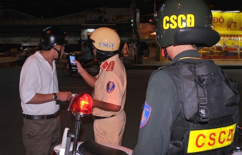 Uống rượu bia, dắt xe qua chốt CSGT có bị xử phạt?- Ảnh 1. Uống rượu bia, dắt xe qua chốt CSGT có bị xử phạt?- Ảnh 1.