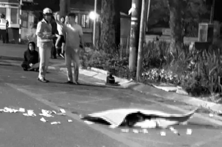 &Aacute;m ảnh những v&ograve;ng hoa trắng- Ảnh 1.