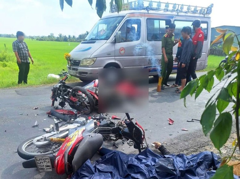 Hiện trường vụ tai nạn khiến hai nạn nhân đi xe máy tử vong tại chỗ. Hiện trường vụ tai nạn khiến hai nạn nhân đi xe máy tử vong tại chỗ.