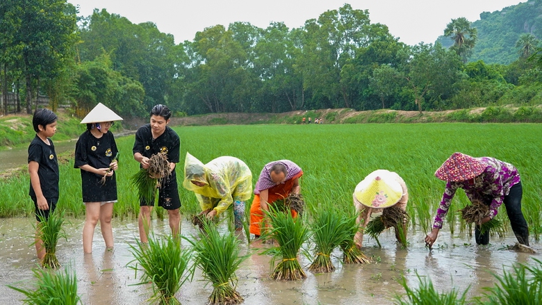 Nhạc sĩ Nguyễn Văn Chung: &ldquo;Chuyến đi với con l&agrave; để b&ugrave; đắp tuổi thơ cho ch&iacute;nh t&ocirc;i&rdquo;- Ảnh 1.