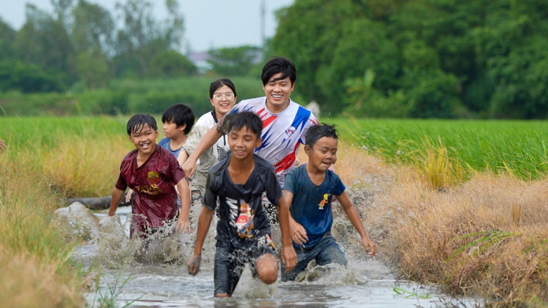 Nhạc sĩ Nguyễn Văn Chung: &ldquo;Chuyến đi với con l&agrave; để b&ugrave; đắp tuổi thơ cho ch&iacute;nh t&ocirc;i&rdquo;- Ảnh 9.