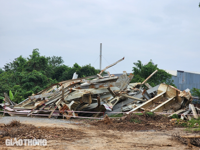 Trụ cầu Phong Ch&acirc;u lộ r&otilde; sau khi nước s&ocirc;ng Hồng r&uacute;t- Ảnh 5.